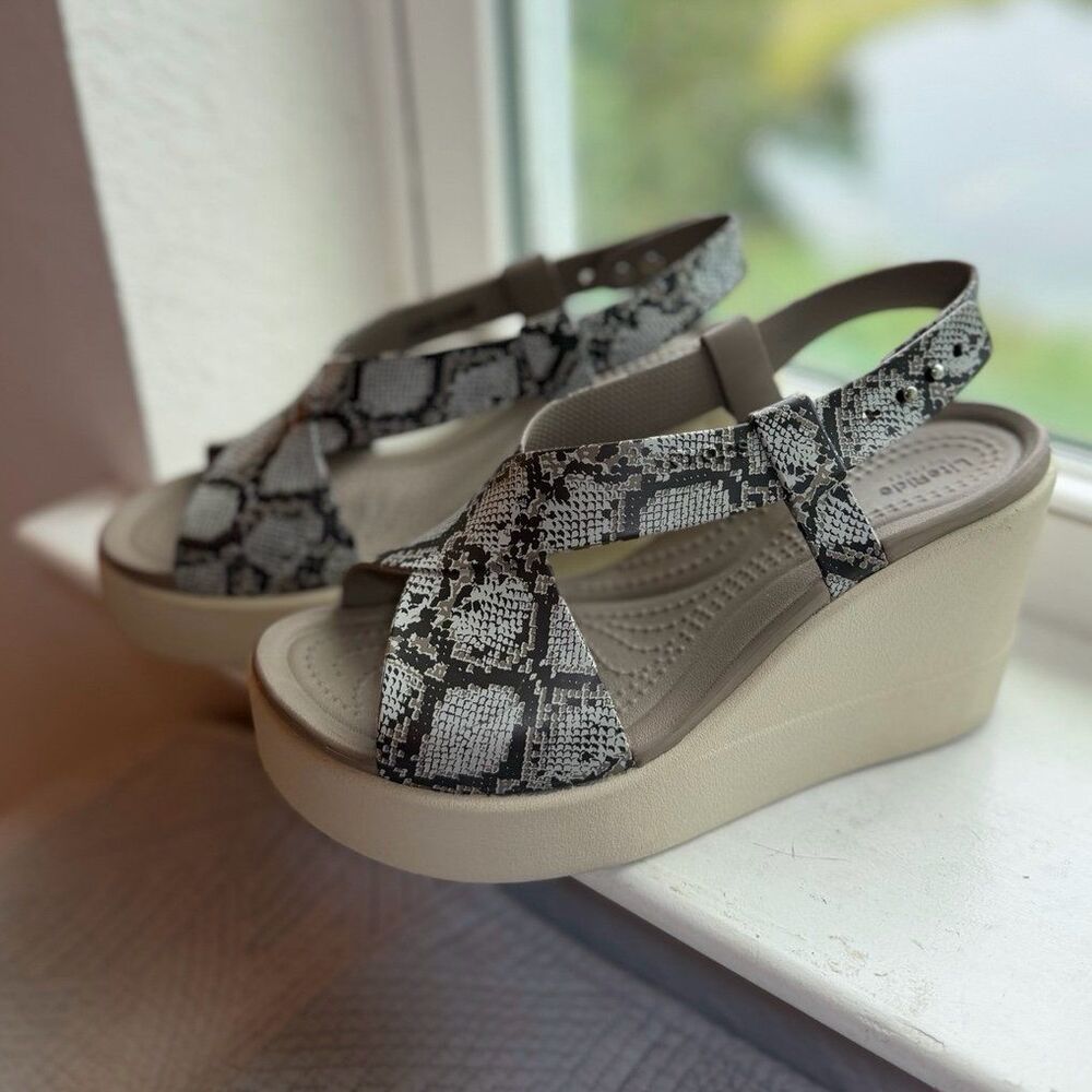 Crocs LifeRide Brooklyn High Wedge Sandals in Gray Snakeskin Print Women’s 6